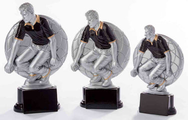 Drei silberne Boule-Petanque-Figuren der 3er-Serie 160 mm – 200 mm PK739141-39-3 mit Spielerfiguren in Actionposen stehen auf schwarzen Sockeln, jede Trophäe ist unterschiedlich groß und besticht durch exklusives Design und hochwertiges Material.